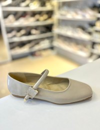 Bej Rugan Gold ve Gümüş Taşlı Tek Bant Balerin Babet