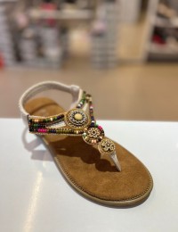 Bej İnce Taban Boncuk Sıvama Parmak Arası Lastikli Sandalet