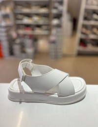 Beyaz Çapraz Bant Cırtlı Kalın Taban Sandalet