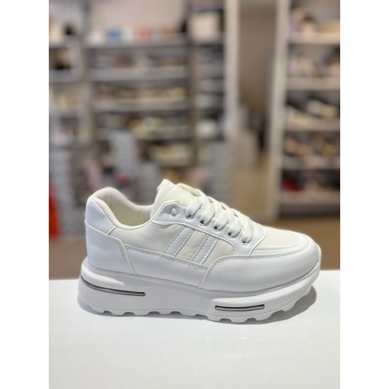 Beyaz Kalın Taban Bağcıklı Spor Ayakkabı