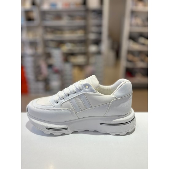 Beyaz Kalın Taban Bağcıklı Spor Ayakkabı