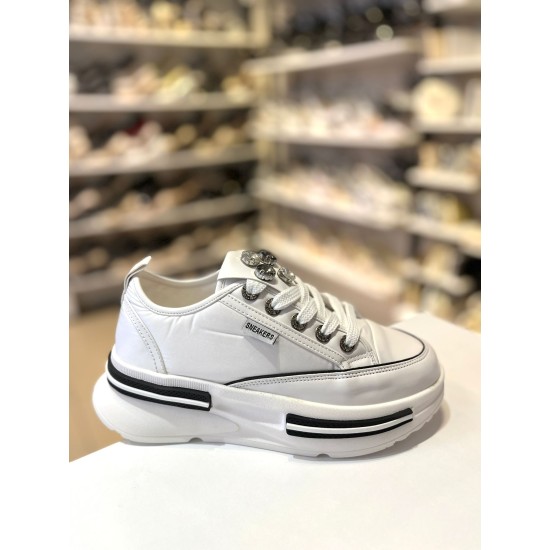 Beyaz Taşlı Kalın Taban Bağcıklı Spor Ayakkabı