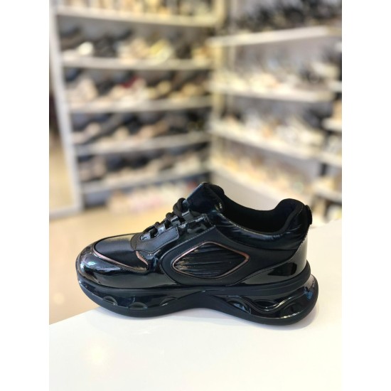 Siyah Rugan Gold Detay Tokalı Bağcıklı Spor Ayakkabı