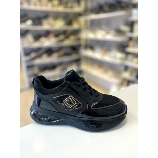 Siyah Rugan Gold Detay Tokalı Bağcıklı Spor Ayakkabı