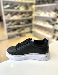 Siyah Taşlı Beyaz Taban Bağcıklı Spor Ayakkabı