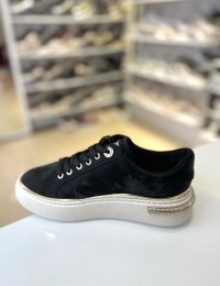 Siyah Topuğu Taşlı Beyaz Taban Bağcıklı Spor Ayakkabı