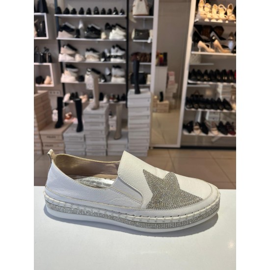 Beyaz Düz Taban Yıldız Detay Spor Ayakkabı