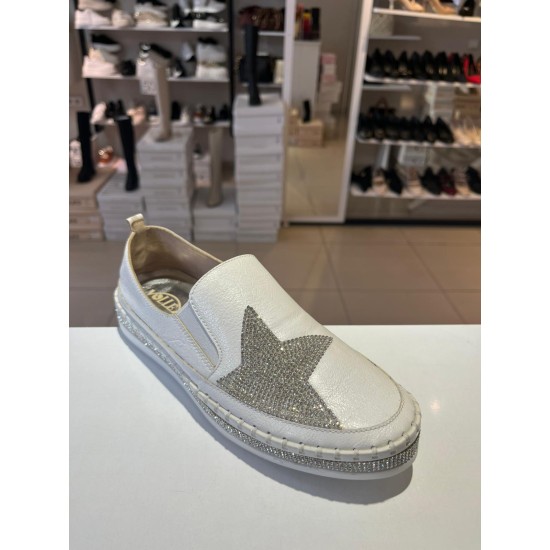 Beyaz Düz Taban Yıldız Detay Spor Ayakkabı