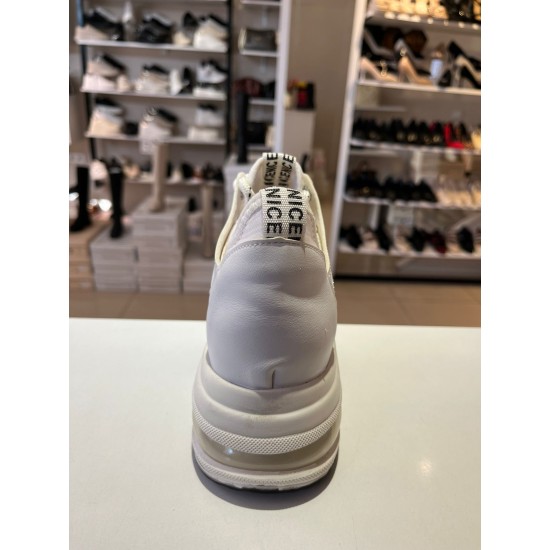 Beyaz Taşlı Yüksek Taban Bağcıklı Spor Ayakkabı