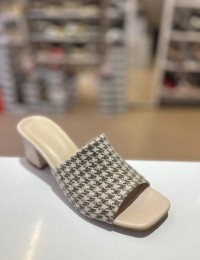 Bej Kalın Topuk Kaz Ayağı Desen Klasik Terlik