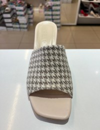 Bej Kalın Topuk Kaz Ayağı Desen Klasik Terlik