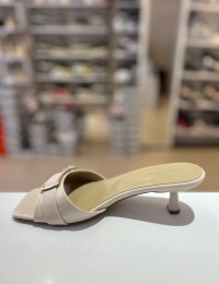 Bej Tek Bant Elmas Taşlı Kısa Topuk Terlik