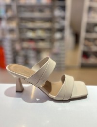 Bej Çift Bantlı Topuklu Terlik