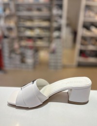 Beyaz Kalın Topuk Gümüş Toka Klasik Terlik