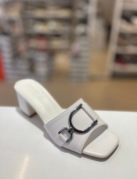 Beyaz Kalın Topuk Gümüş Toka Klasik Terlik