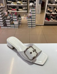 Beyaz Kısa Kalın Topuk Kilteli Terlik