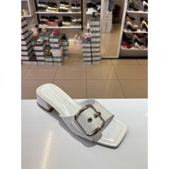 Beyaz Kısa Kalın Topuk Kilteli Terlik