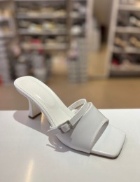 Beyaz Rugan Gümüş Tokalı Topuklu Terlik