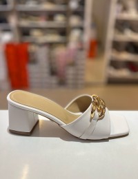Beyaz Tek Bant Zincir Toka Topuklu Terlik