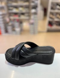 Siyah Dolgu Taban Çapraz Bant Terlik