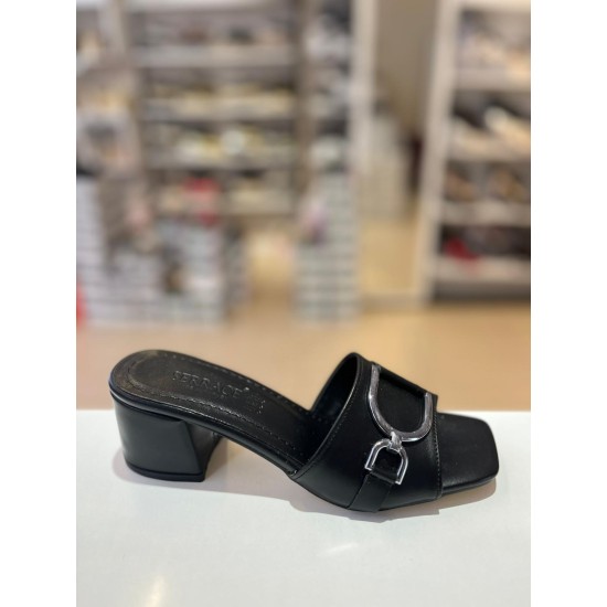 Siyah Kalın Topuk Gümüş Toka Klasik Terlik