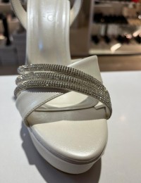 Beyaz Cilt Taşlı Çapraz Bant Platform Ayakkabı