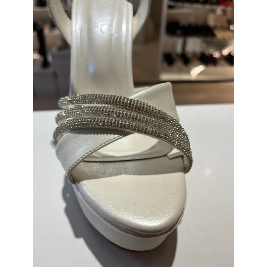 Beyaz Cilt Taşlı Çapraz Bant Platform Ayakkabı