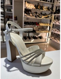 Beyaz Cilt Taşlı Çapraz Bant Platform Ayakkabı