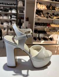 Beyaz Cilt Çapraz Bant Platform Ayakkabı