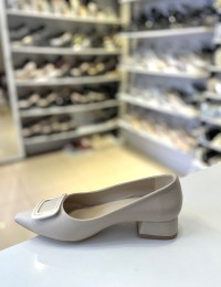 Bej Kalın Kısa Topuk Gold Çerçeve Toka Klasik Stiletto