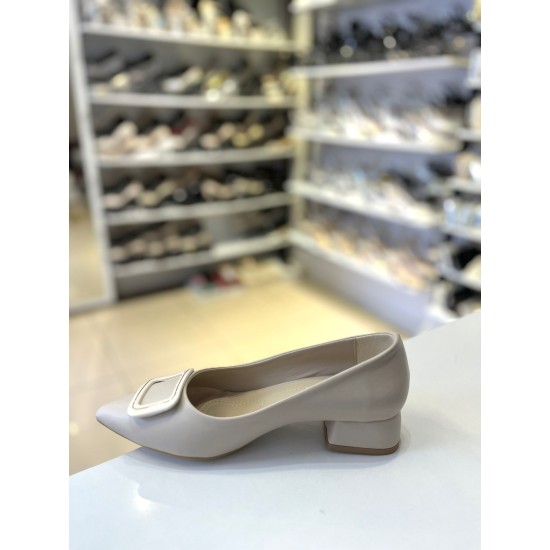 Bej Kalın Kısa Topuk Gold Çerçeve Toka Klasik Stiletto