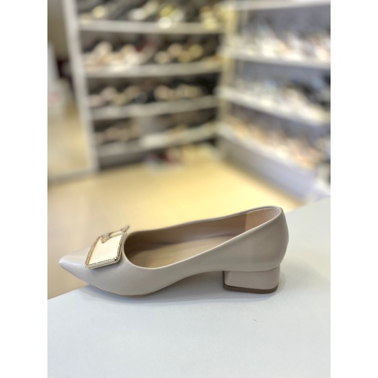 Bej Kalın Kısa Topuk Gold Çiçekli Toka Sivri Burun Stiletto