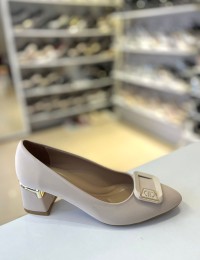 Bej Kalın Kısa Topuk Mat Saten Mini Gold Toka Stiletto