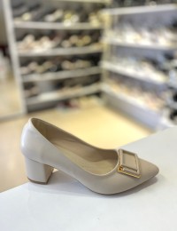 Bej Kalın Kısa Topuk Sivri Burun Kare Tokalı Stiletto