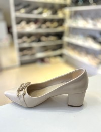 Bej Kalın Kısa Topuk Sivri Burun Zincir Tokalı Stiletto