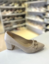 Bej Kalın Kısa Topuk Sivri Burun Zincir Tokalı Stiletto