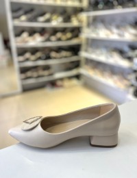 Bej Kısa Kalın Topuk Gold Kare Toka Klasik Ayakkabı