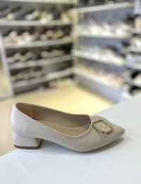 Bej Kısa Kalın Topuk Gold Kare Toka Klasik Ayakkabı