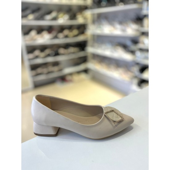 Bej Kısa Kalın Topuk Gold Kare Toka Klasik Ayakkabı