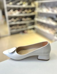 Beyaz Kalın Kısa Topuk Yuvarlak Toka Stiletto