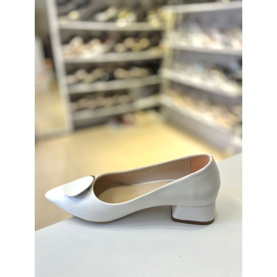 Beyaz Kalın Kısa Topuk Yuvarlak Toka Stiletto