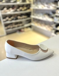 Beyaz Kalın Kısa Topuk Yuvarlak Toka Stiletto