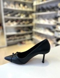 Siyah Cilt Çapraz Bant Kilteli Sivri Burun Stiletto