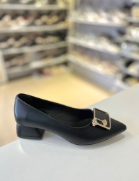 Siyah Kalın Kısa Topuk Gold Çiçekli Toka Sivri Burun Stiletto