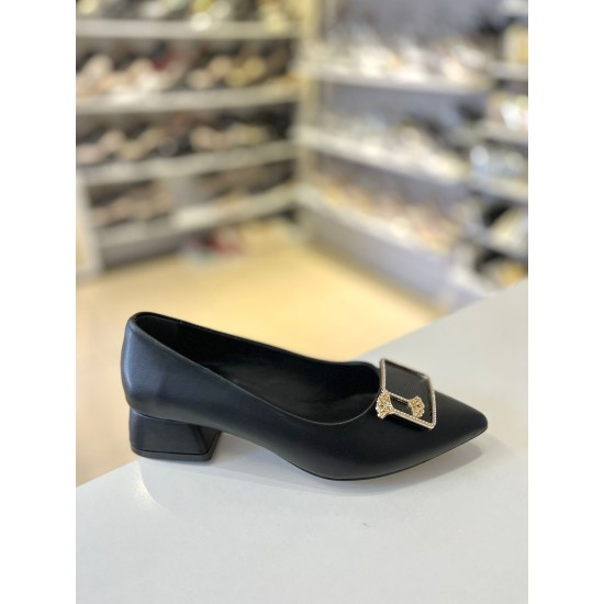 Siyah Kalın Kısa Topuk Gold Çiçekli Toka Sivri Burun Stiletto