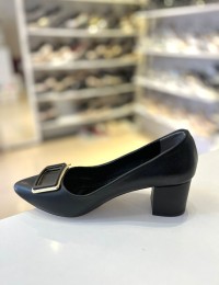 Siyah Kalın Kısa Topuk Sivri Burun Kare Tokalı Stiletto