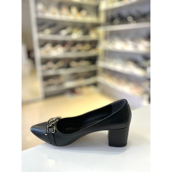 Siyah Kalın Kısa Topuk Sivri Burun Zincir Tokalı Stiletto