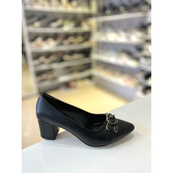 Siyah Kalın Kısa Topuk Sivri Burun Zincir Tokalı Stiletto