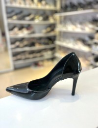 Siyah Rugan Karnı Yarık Sivri Burun Stiletto