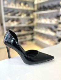 Siyah Rugan Karnı Yarık Sivri Burun Stiletto